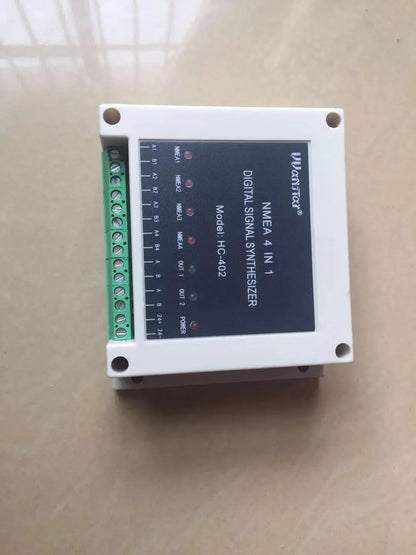 Matsutec HC-402 Multiplexeur NMEA Synthétiseur de signal numérique NMEA 4 en 1, entrée 4 canaux NMEA0183, sortie 1 canal NMEA0183. 